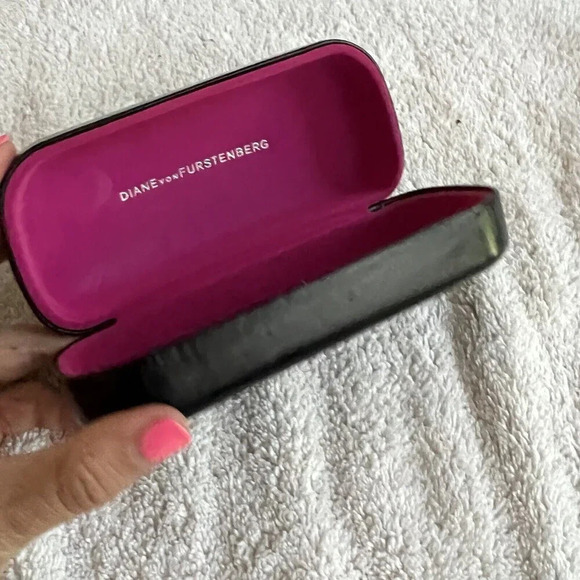 DIANE VON FURSTENBERG Black Sunglasses  Glasses Hard Clamshell Case 6.5 " x 3" - Picture 3 of 7